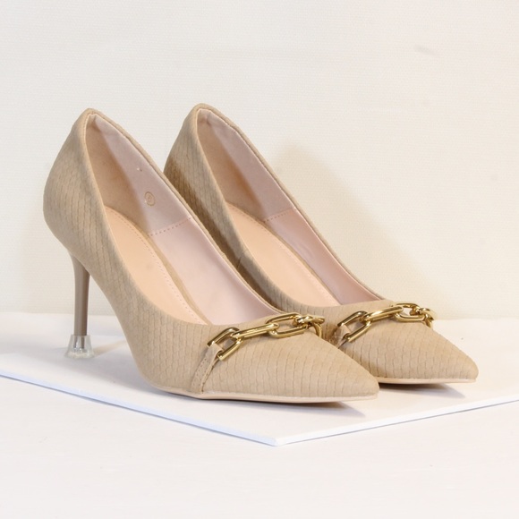 Tan Women's Pumps with Attached Gold Plated Link Chain Size 6 NWOT - Picture 1 of 8